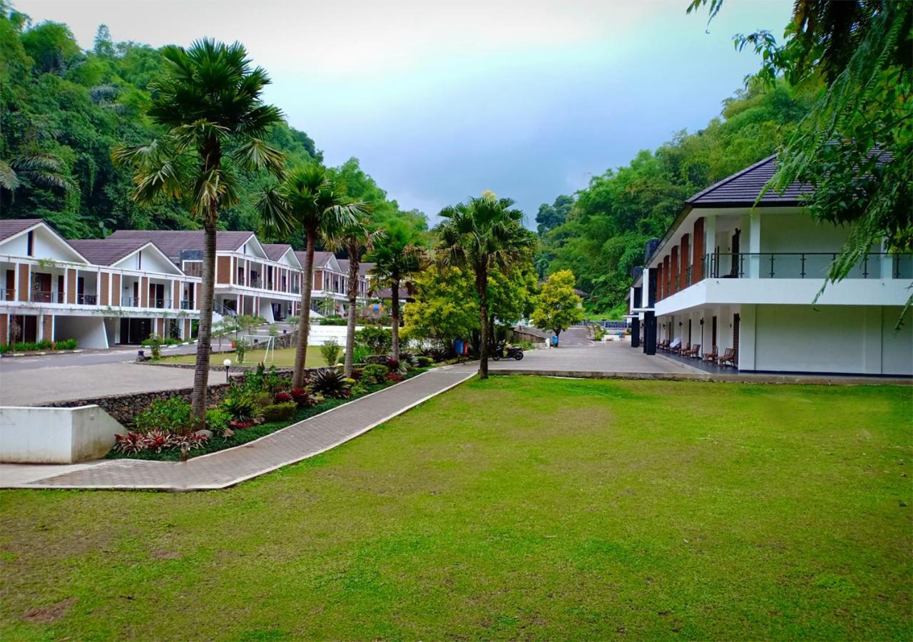 Zuri Resort Cipanas Puncak Εξωτερικό φωτογραφία